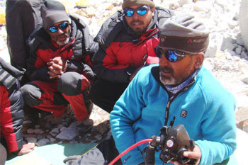 Col Rana briefing team about handling oxygen at Makalu